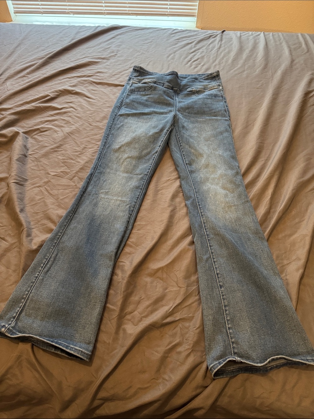 American Eagle Outfitters Women's Flare Jeans in Light Blue Wash